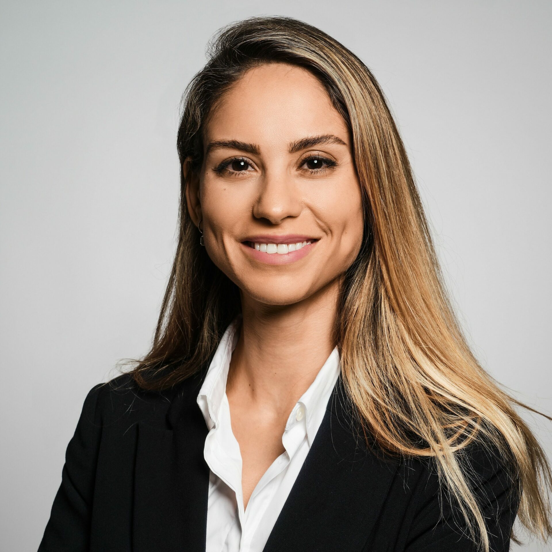 Damla can speak to you in English, Germany and Spanish.